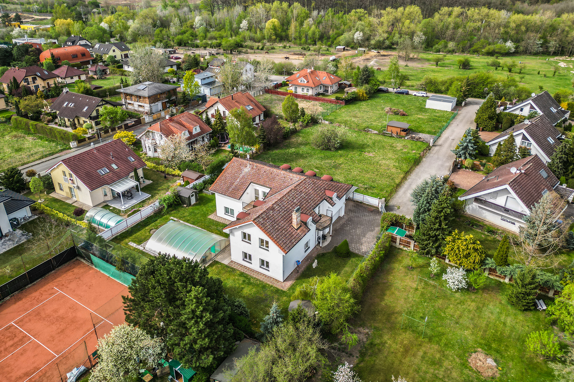 Pohled na dům z dronu